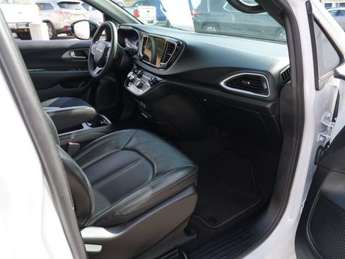 Used 2025 Chrysler Pacifica Select FWD image 25