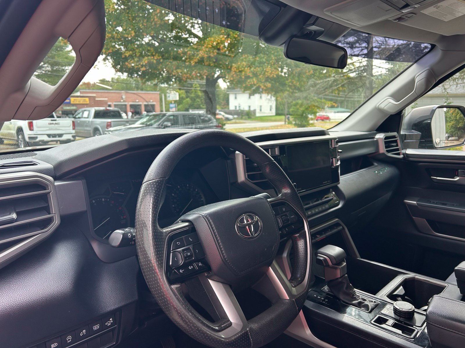 Used 2022 Toyota Tundra SR5 w/ SR5 Convenience Package AWD/4WD image 11