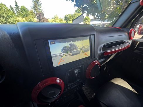 Used 2017 Jeep Wrangler Unlimited Sahara AWD/4WD image 15
