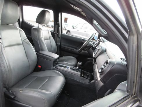 Used 2019 Toyota Tacoma TRD Off-Road AWD/4WD image 19