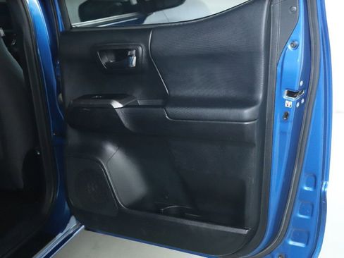 Used 2017 Toyota Tacoma TRD Off-Road w/ Premium & Technology Package image 33