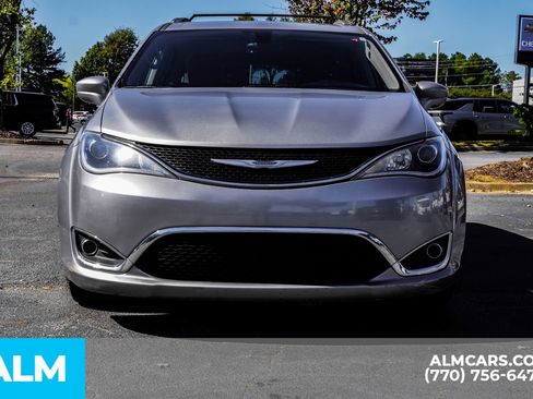 Used 2019 Chrysler Pacifica Touring-L image 12