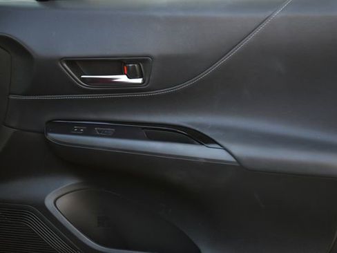 Used 2022 Toyota Venza LE image 28