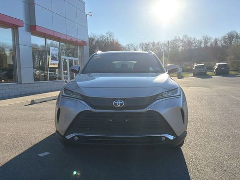 Used 2023 Toyota Venza XLE image 3