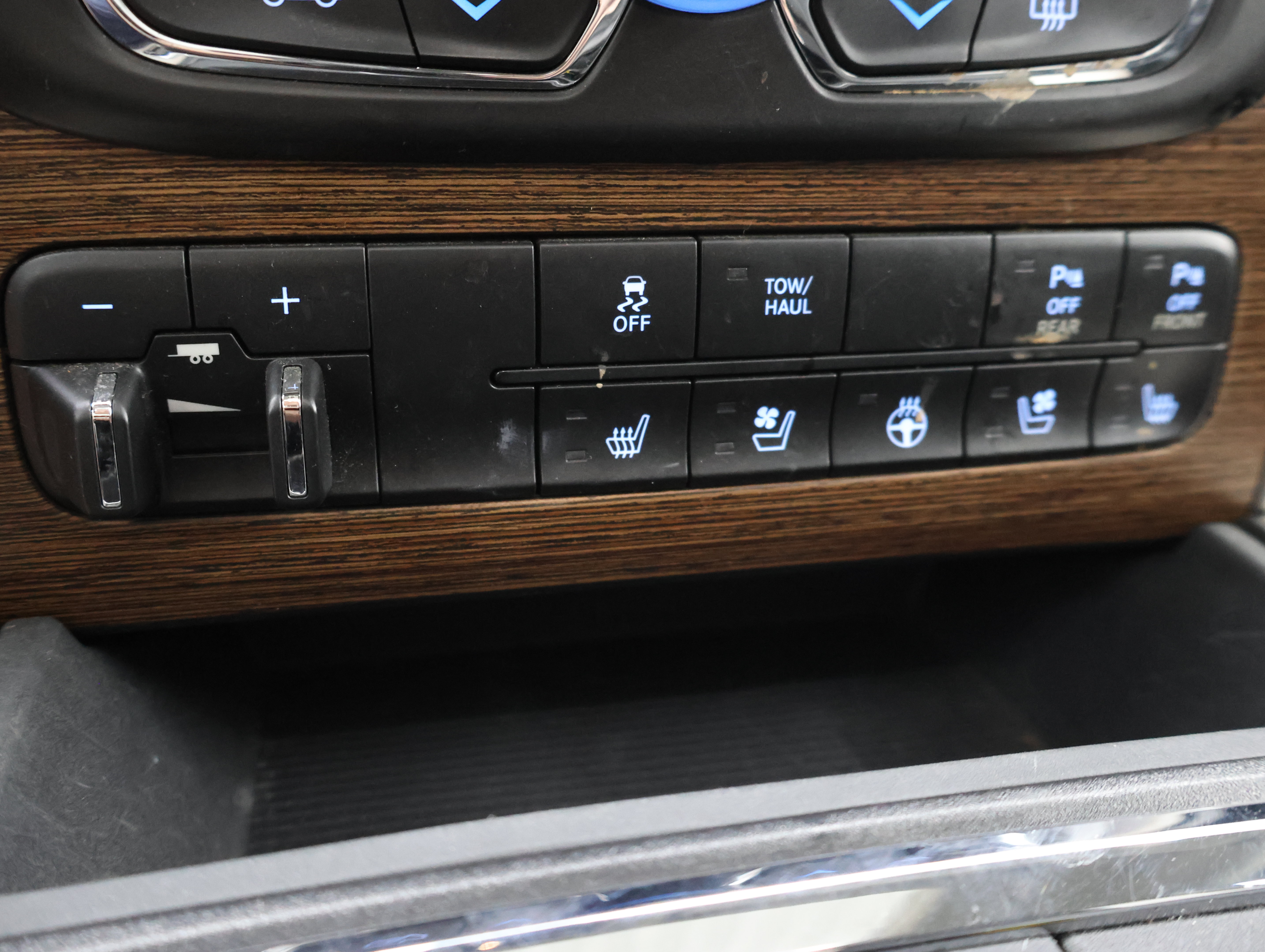 Used 2018 RAM 1500 Laramie w/ Convenience Group AWD/4WD image 48