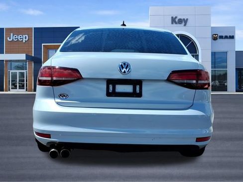 Used 2017 Volkswagen Jetta SE FWD image 4