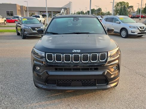 Used 2023 Jeep Compass Latitude AWD/4WD image 2