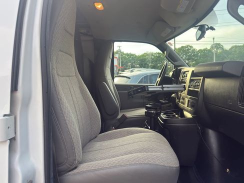Used 2021 Chevrolet Express 2500 RWD image 22