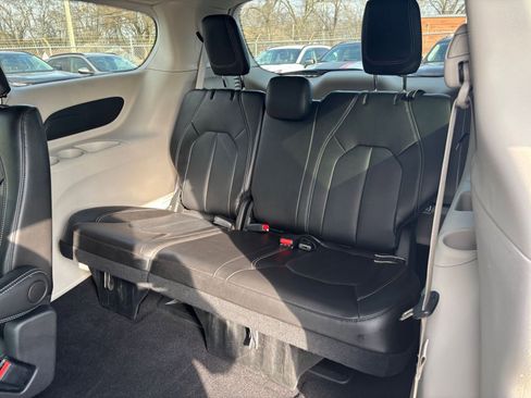 Used 2024 Chrysler Pacifica Touring-L image 30