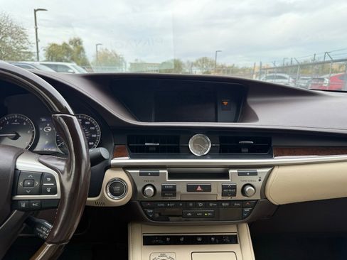 Used 2016 Lexus ES 350 w/ Luxury Package w/Wood Trim image 20