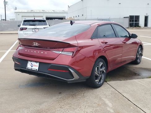 Used 2025 Hyundai Elantra Sport FWD image 3