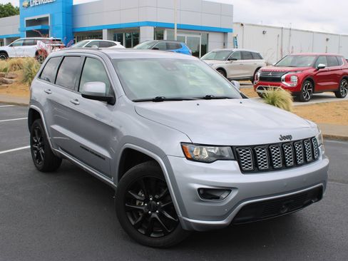 Used 2020 Jeep Grand Cherokee Altitude AWD/4WD image 2