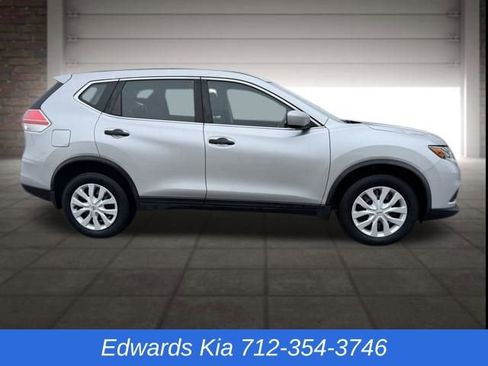 Used 2016 Nissan Rogue S image 2