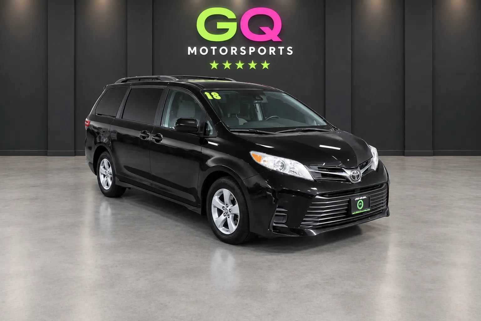 Used 2018 Toyota Sienna LE w/ Carpet Mat Package FWD image 1