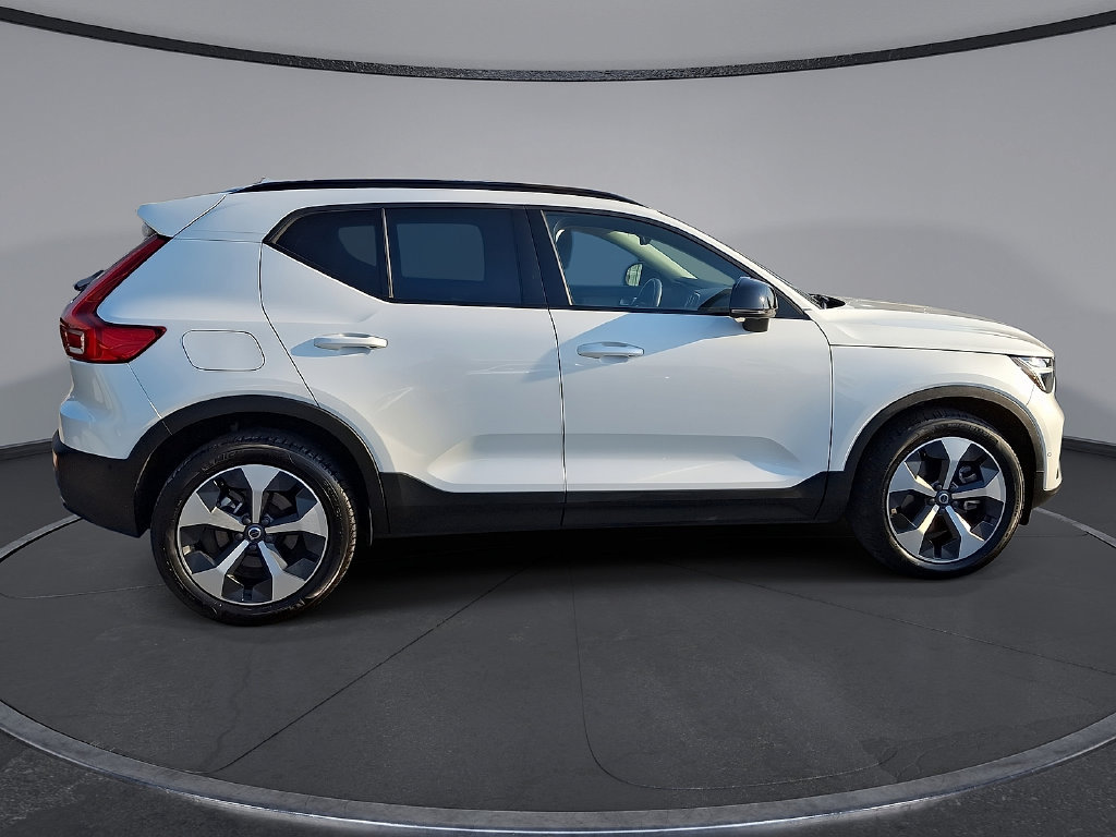 Certified 2026 Volvo XC40 B5 Plus AWD/4WD image 32