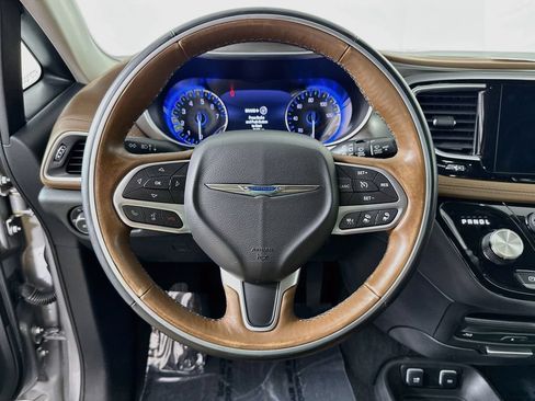 Used 2017 Chrysler Pacifica Limited FWD image 12