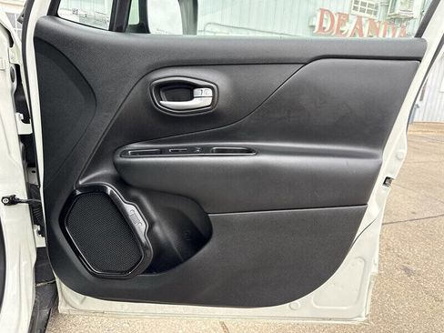 Used 2017 Jeep Renegade Altitude FWD image 19