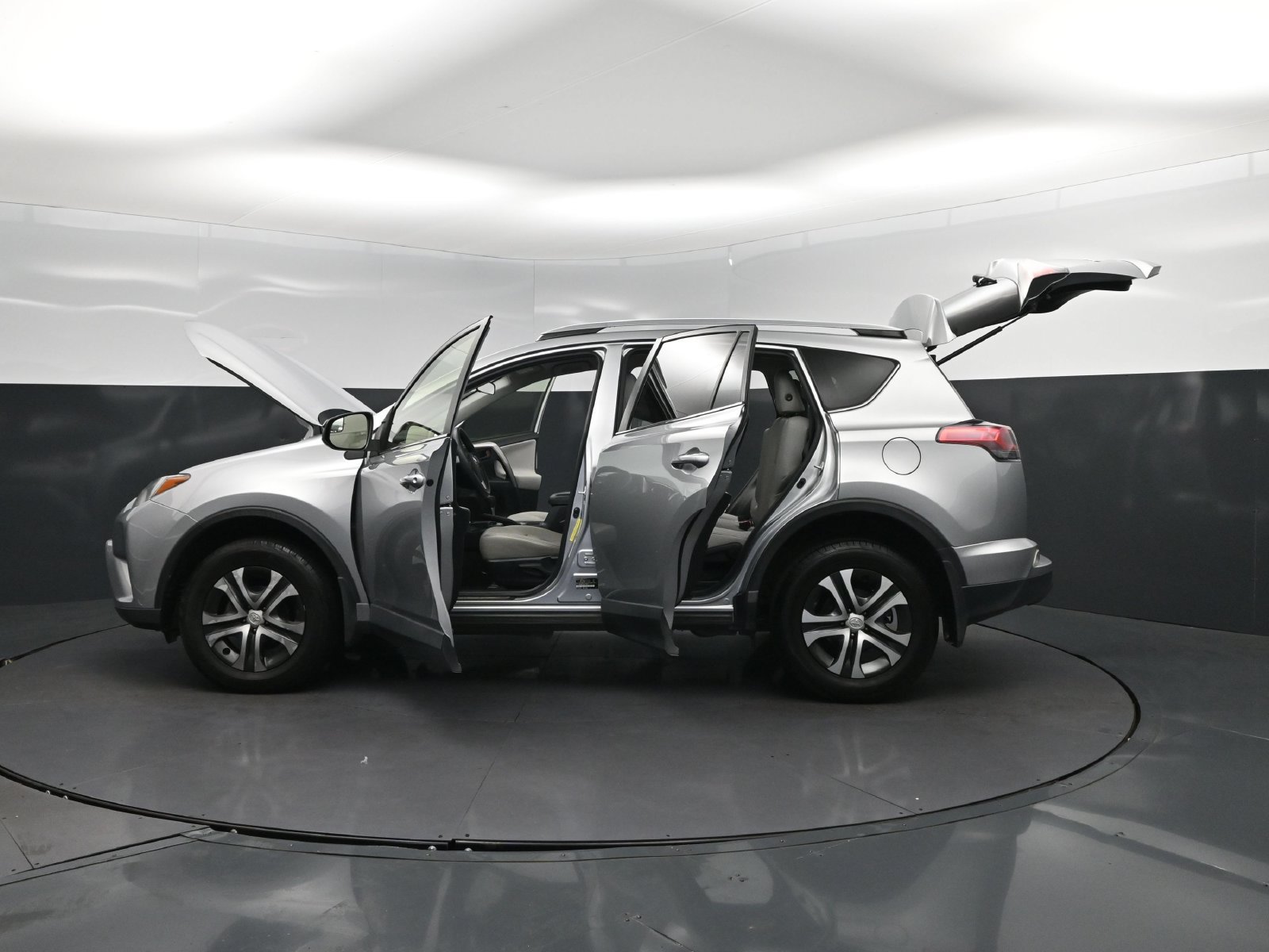 Used 2018 Toyota RAV4 LE FWD image 46