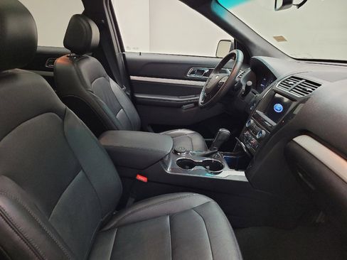 Used 2017 Ford Explorer XLT w/ Equipment Group 202A AWD/4WD image 21