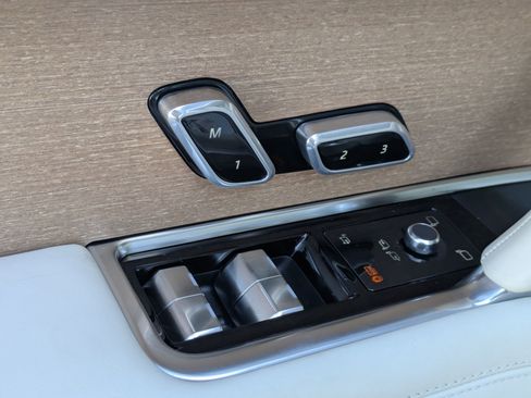 Used 2025 Land Rover Range Rover SV image 10