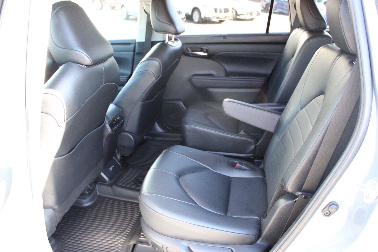 Used 2024 Toyota Highlander XLE AWD/4WD image 17