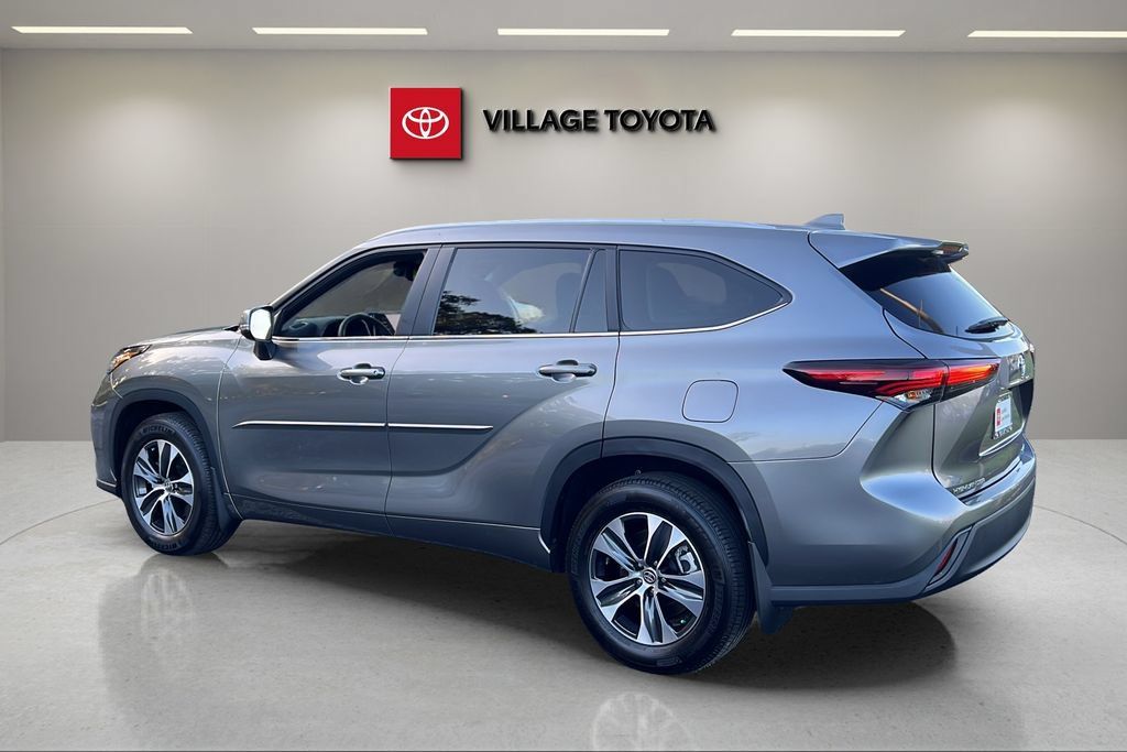 Certified 2026 Toyota Highlander XLE AWD/4WD image 3
