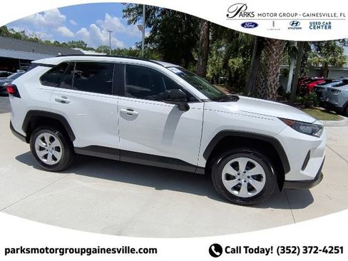 Used 2021 Toyota RAV4 LE FWD image 3