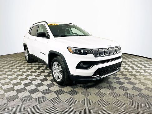 Used 2022 Jeep Compass Latitude image 3