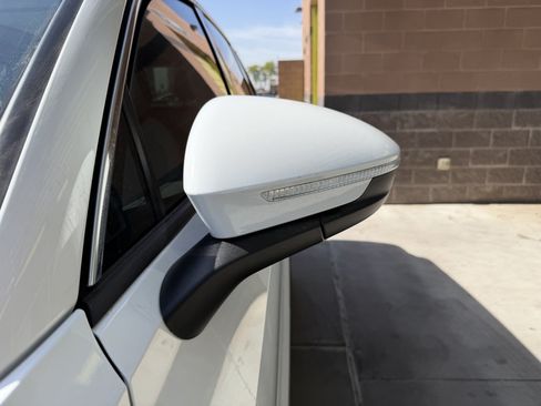 Used 2025 Volkswagen Tiguan SE w/ Panoramic Sunroof Package AWD/4WD image 12