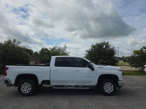 Used 2025 Chevrolet Silverado 2500 LT AWD/4WD image 2