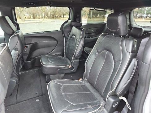 Used 2025 Chrysler Pacifica Limited FWD image 18