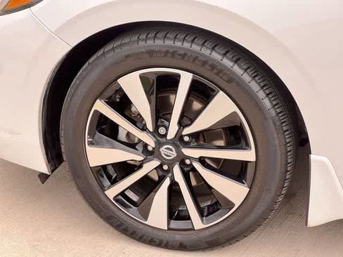 Used 2022 Nissan Sentra SV w/ SV Premium Package FWD image 9