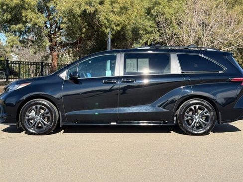 Used 2025 Toyota Sienna XSE w/ XSE Plus Package image 7