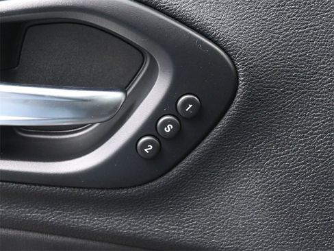 Used 2019 Jeep Cherokee Limited image 5