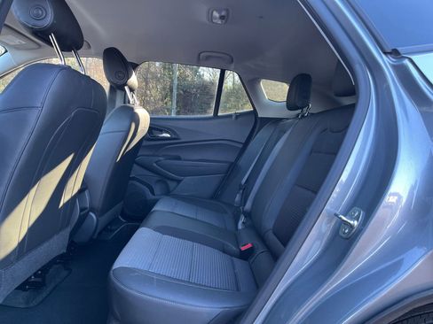 Used 2025 Chevrolet Trax LT w/ LT Convenience Package image 24