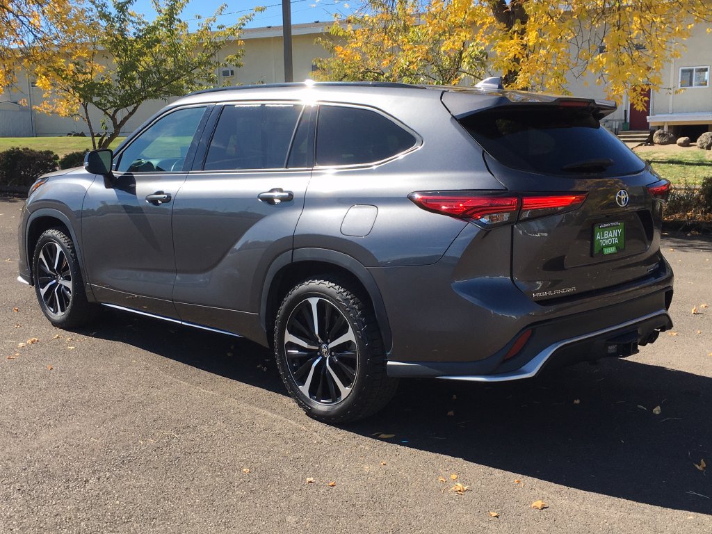 Used 2021 Toyota Highlander XSE AWD/4WD image 4
