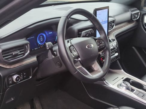 Used 2023 Ford Explorer Platinum w/ Technology Package image 10