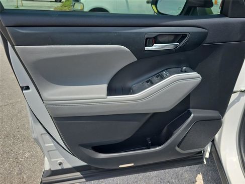 Used 2022 Toyota Highlander XLE FWD image 18