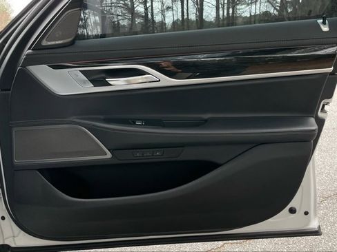 Used 2019 BMW 750i xDrive w/ M Sport Package image 18