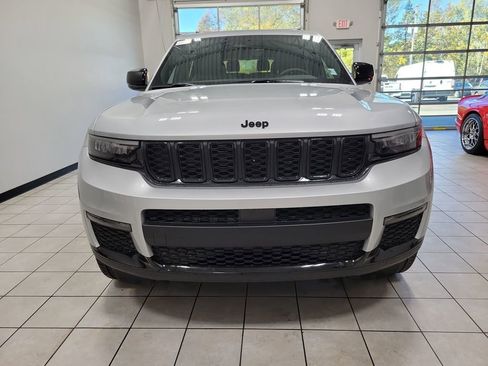 New 2025 Jeep Grand Cherokee L Limited w/ Black Appearance Package AWD/4WD image 3