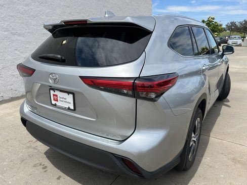 Used 2020 Toyota Highlander XLE AWD/4WD image 6