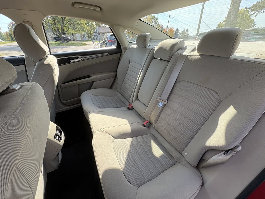 Used 2020 Ford Fusion SE FWD image 25