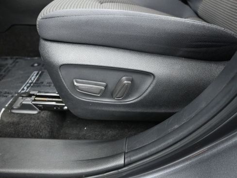 Used 2024 Toyota Highlander LE image 11