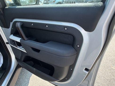 Used 2023 Land Rover Defender 110 X-Dynamic SE image 19