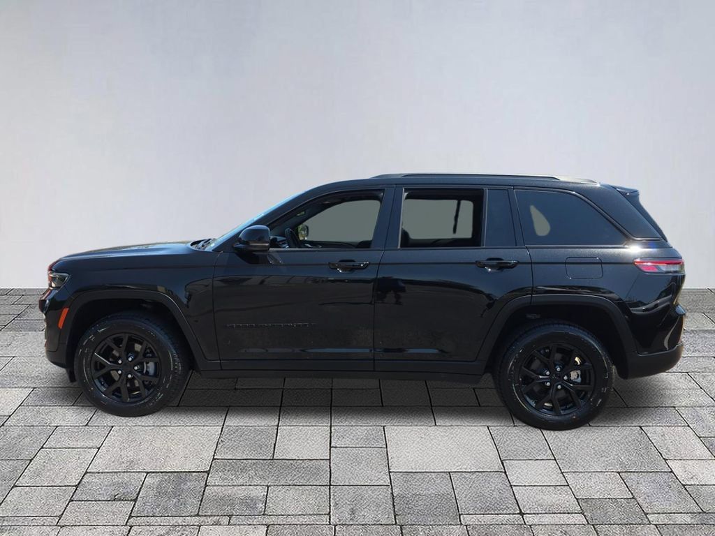 Used 2024 Jeep Grand Cherokee Altitude RWD image 4