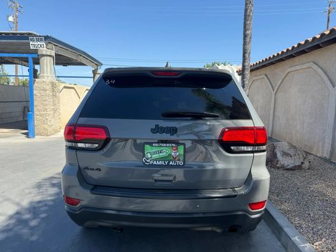 Used 2019 Jeep Grand Cherokee Laredo AWD/4WD image 5