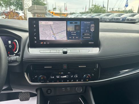 Certified 2025 Nissan Rogue SL w/ SL Premium Package FWD image 17