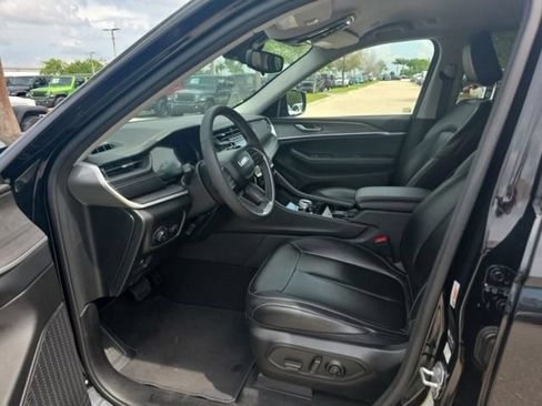 Used 2023 Jeep Grand Cherokee Limited w/ Black Appearance Package RWD image 6