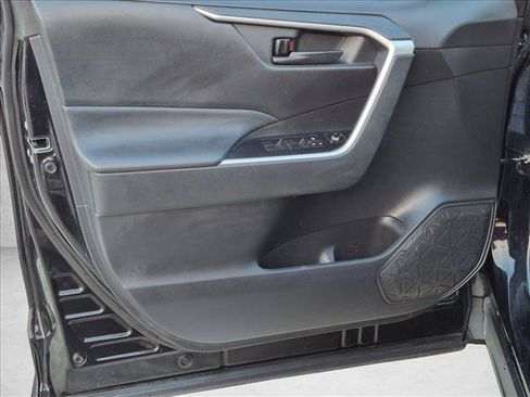 Used 2021 Toyota RAV4 LE AWD/4WD image 11