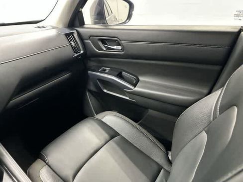Used 2023 Nissan Pathfinder SL FWD image 13